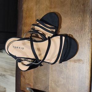 Black strappy heels 6w